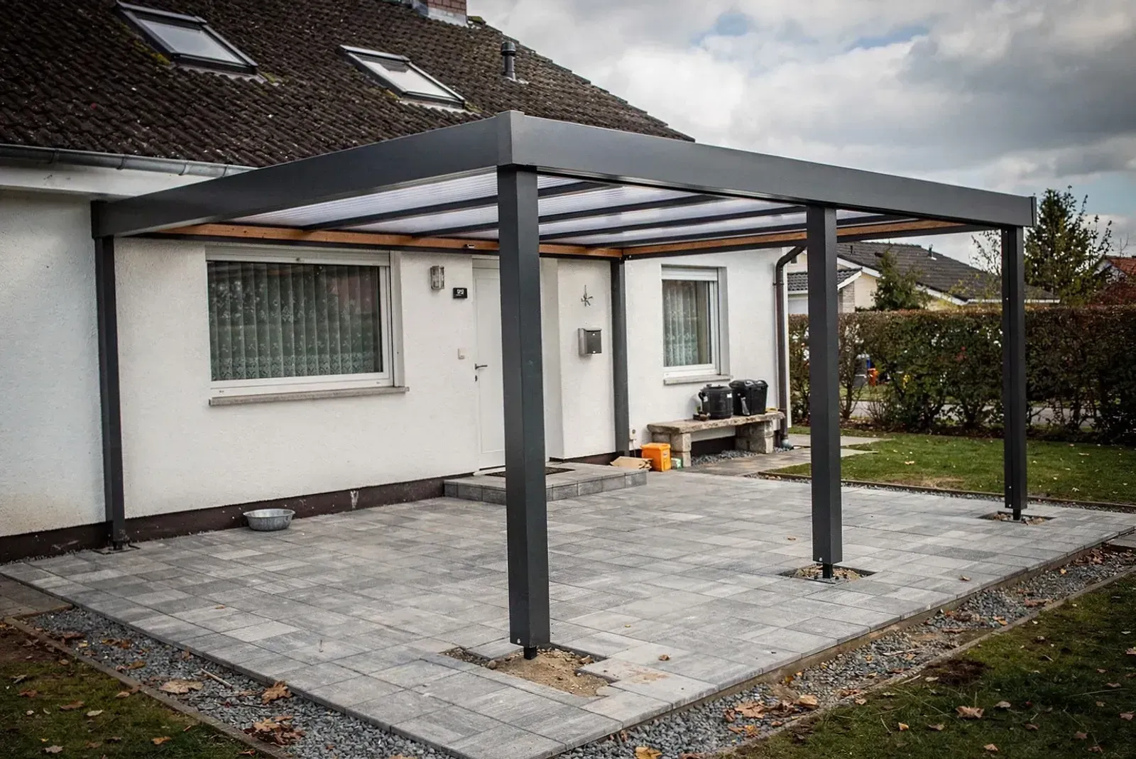 Fertig eingedecktes Glasdach über einer Terrasse bei Fürth